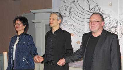 Petra Bettermann—Lesung, Alexander Reisewitz—Bariton, Bernhard Knieling—Klavier (von links) bekommen viel Applaus für ihren eindrucksvollen Vortrag