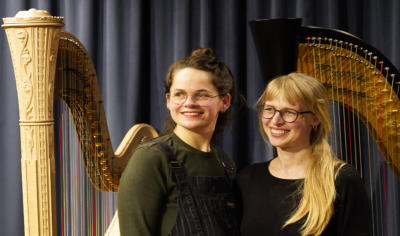 Das Harfenduo Liz Fréon & Maura Knierim zeigte die »Vielsaitige Perspektiven der Konzertharfe« beim Konzert im Oktober 2025 in der Kirche Eichenberg