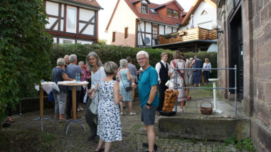 Zum Abschluss gab es ein geselliges Beisammensein in und vor der Kirche.