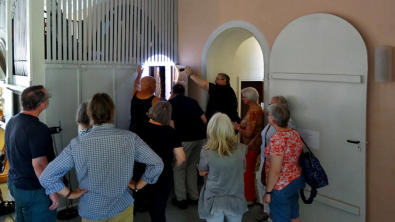 Nach Erläuterungen und Klangbeispielen gab es einen Blick auf die Orgelpfeifen.